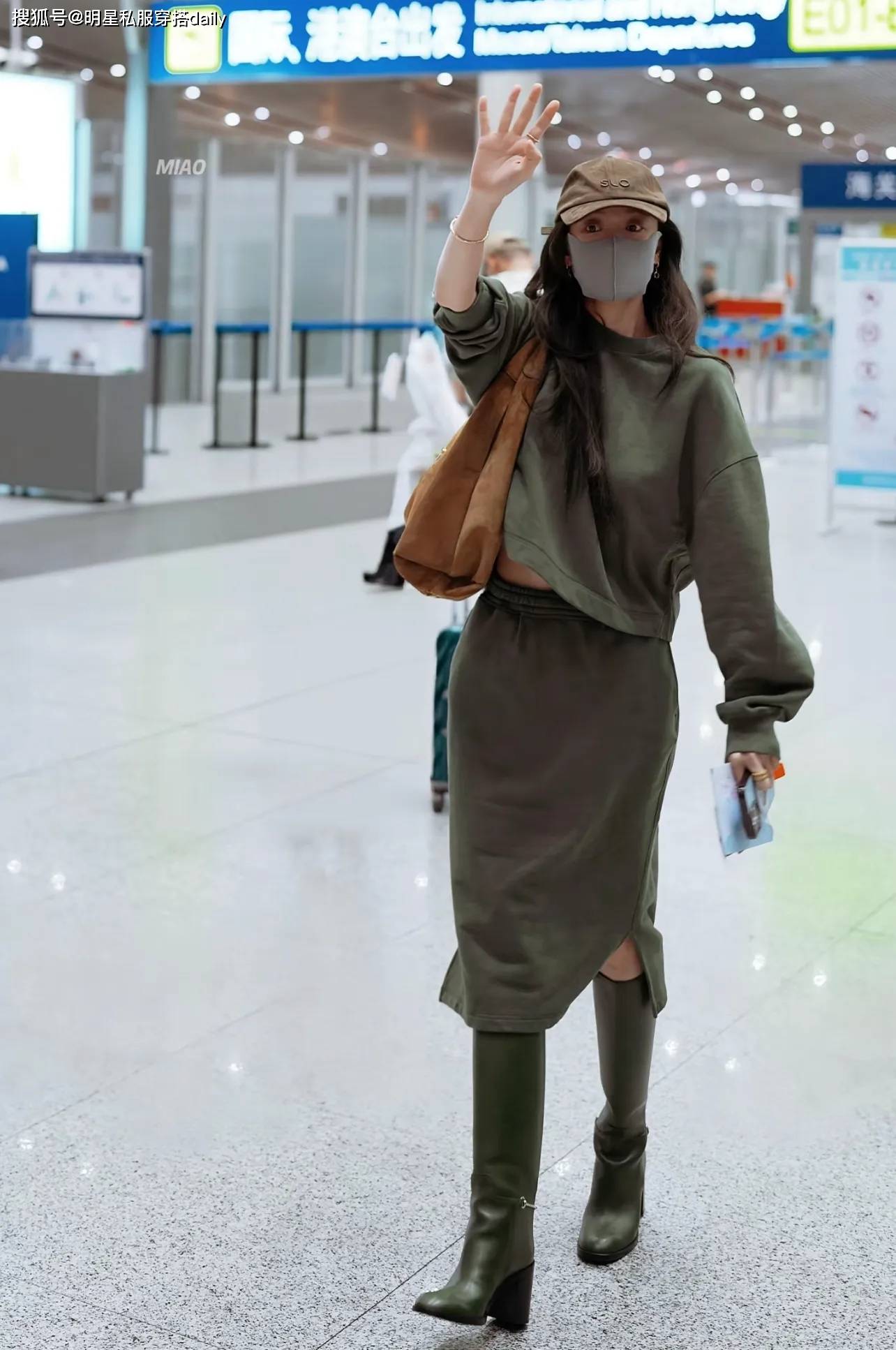 太佩服倪妮的审美了：卡其绿卫衣搭半身裙长